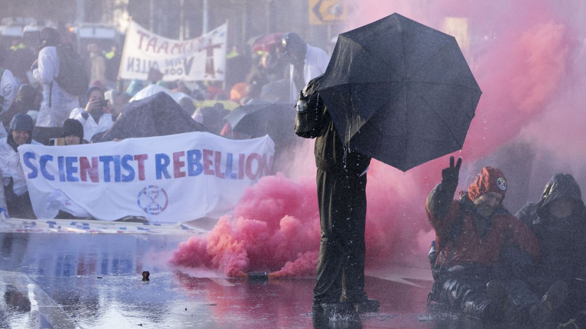 Vízágyút használ az Extinction Rebellion klímaaktivistái ellen a holland rendőrség 2023. március 11-én Hágában