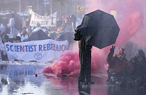 Vízágyút használ az Extinction Rebellion klímaaktivistái ellen a holland rendőrség 2023. március 11-én Hágában