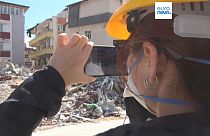 Egy lerombolt épület romjait fényképezi egy török jogász Antakyában 2024. március 7-én