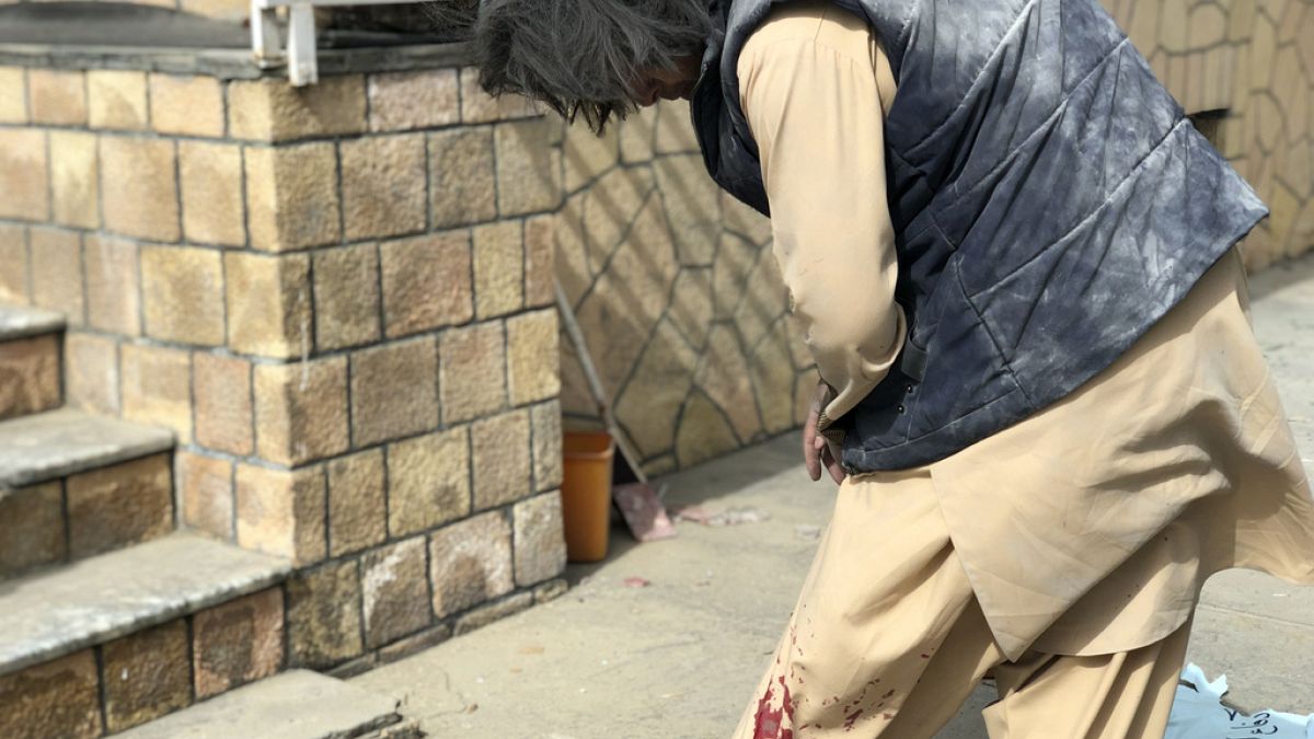 Sebesült férfi a Mazar-i Sharif-i robbantás után 2023. március 11-én