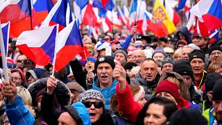 Tüntetők a prágai Vencel téren 2023. március 11-én