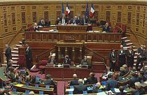 Il Senato francese vota la riforma che innalza l'età pensionabile