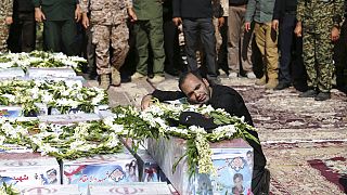 Родственники оплакивают погибших во время теракта в иранском Ахвазе в 2018 году