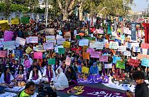 جانب من المسيرة النسوية في باكستان