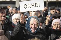 Люди выкрикивают антиправительственные лозунги во время акции протеста в Кишиневе, Молдавия, воскресенье, 12 марта 2023 г.