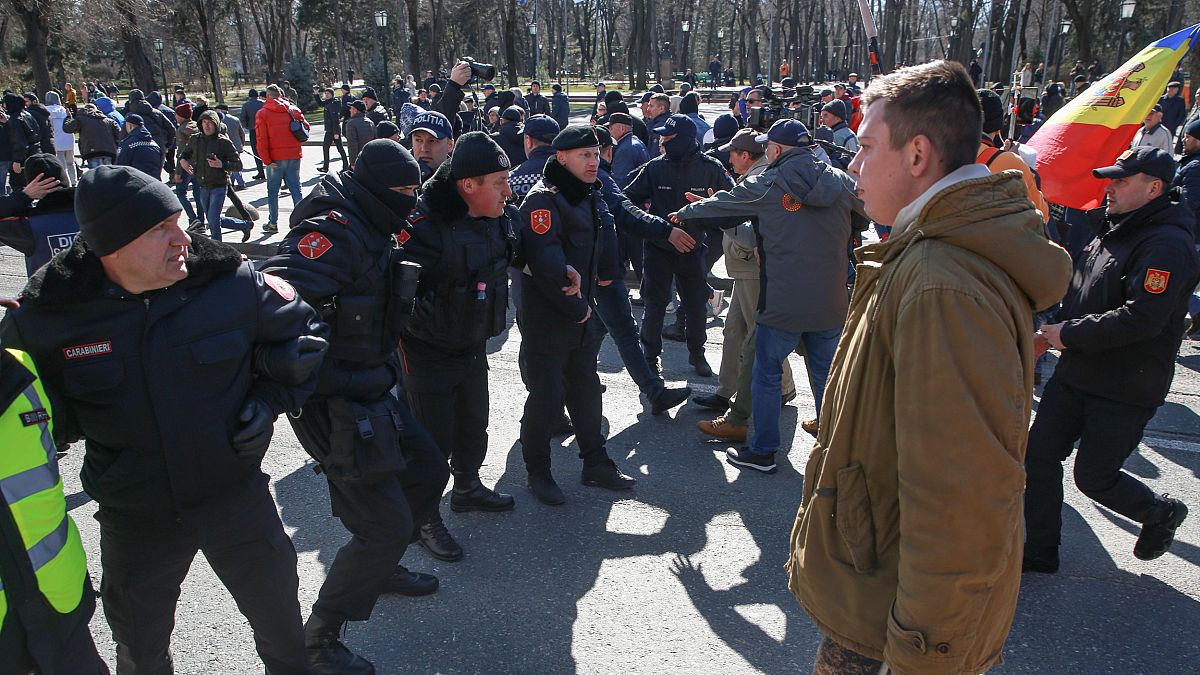 Manifestantes tentam furar cordão policial em Chisinau, Moldávia