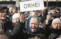 A település táblájával mutatják oroszbarát tüntetők, hogy honnan érkeztek a fővárosba