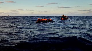 صورة أرشيفية لقارب يحمل مهاجرين قبالة سواحل ليبيا