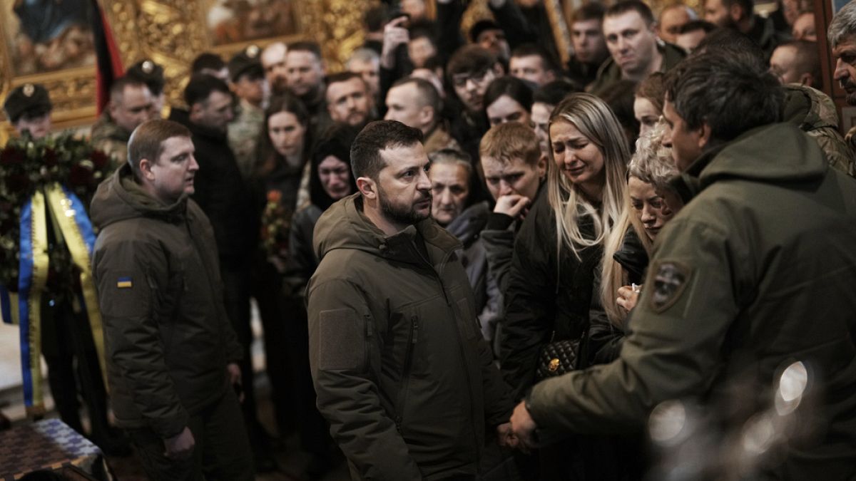 Elesett ukrán hősök temetésén Volodimir Zelenszkij (illusztráció)