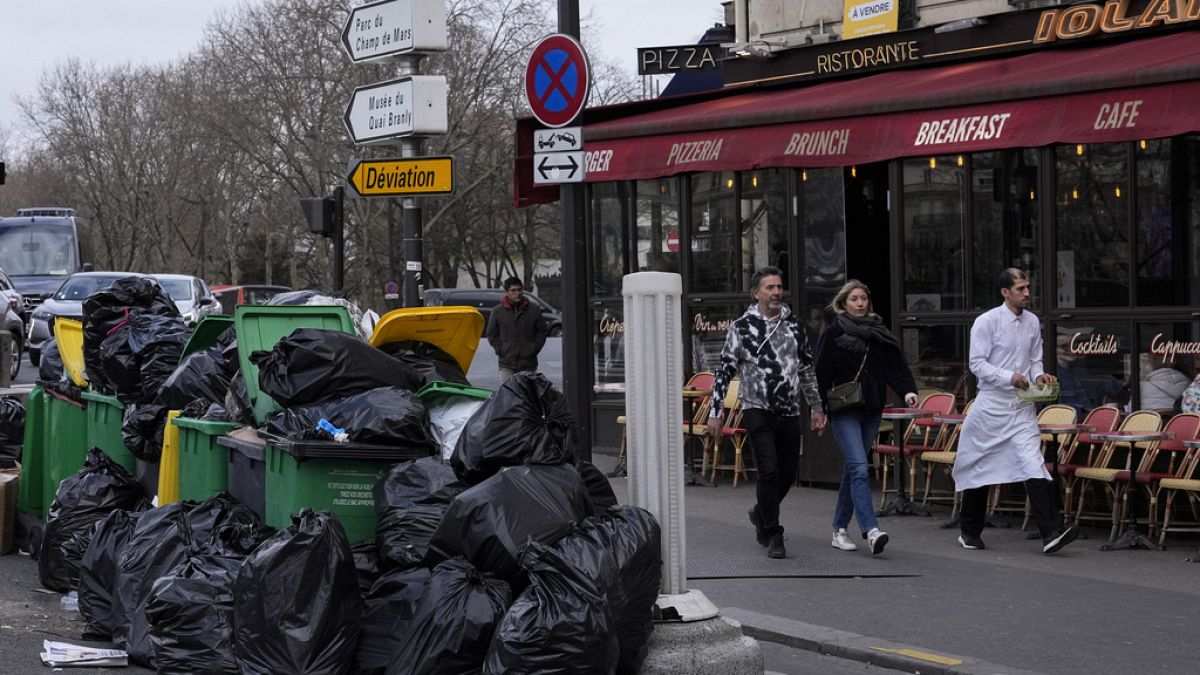 Eine Straße in Paris: Berge von Müllsäcken und überfüllte Mülleimer