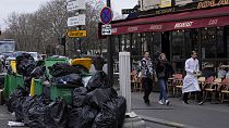 Basura acumulada en las calles de París, Francia.