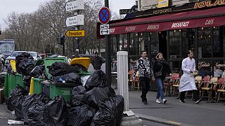 Gyűlik a szemét Párizs utcáin a szemetesek sztrájkja miatt