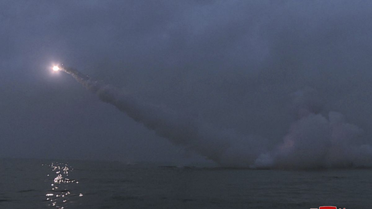 Lançamento de míssil de cruzeiro norte-coreano a partir de submarino