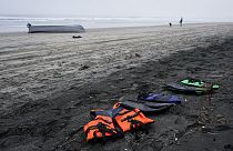Egy felborult csónak Blacks Beachen, 2023. március 12-én, vasárnap San Diegóban.