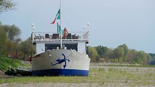 Schiffe im FLussbett des Po, dem längsten Fluss Italiens