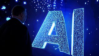 لافتة (الذكاء الاصطناعي) على شاشة متحركة في المؤتمر العالمي للجوال، أكبر تجمع سنوي في صناعة الاتصالات، برشلونة، 28 فبرلير 2023.
