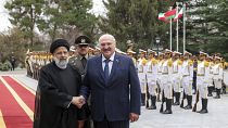 El Presidente de Irán, Ebrahim Raisi, a la izquierda, estrecha la mano del Presidente de Bielorrusia, Alexander Lukashenko, en una ceremonia oficial de bienvenida en Teherán.