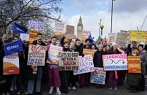 Proteste ad oltranza, nel Regno Unito. Qui all'esterno del St.Thomas' Hospital di Londra. (13.1.2023)