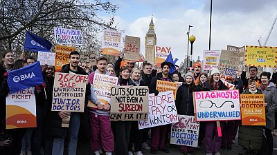 Proteste ad oltranza, nel Regno Unito. Qui all'esterno del St.Thomas' Hospital di Londra. (13.1.2023)