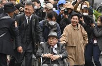 Iwao Hakamada, seine Schwester Hideko und Untersstützer vor dem Gericht