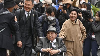 Iwao Hakamada, seine Schwester Hideko und Untersstützer vor dem Gericht