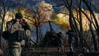Ukrán katonák egy önjáró tarackkal lövik az orosz állásokat Bahmut mellett