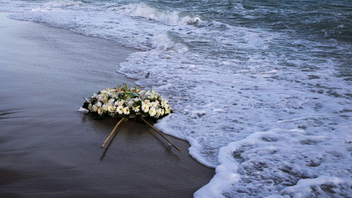 Blumen für die Opfer des Bootsunglücks vor Kalabrien