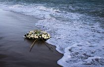 Blumen für die Opfer des Bootsunglücks vor Kalabrien