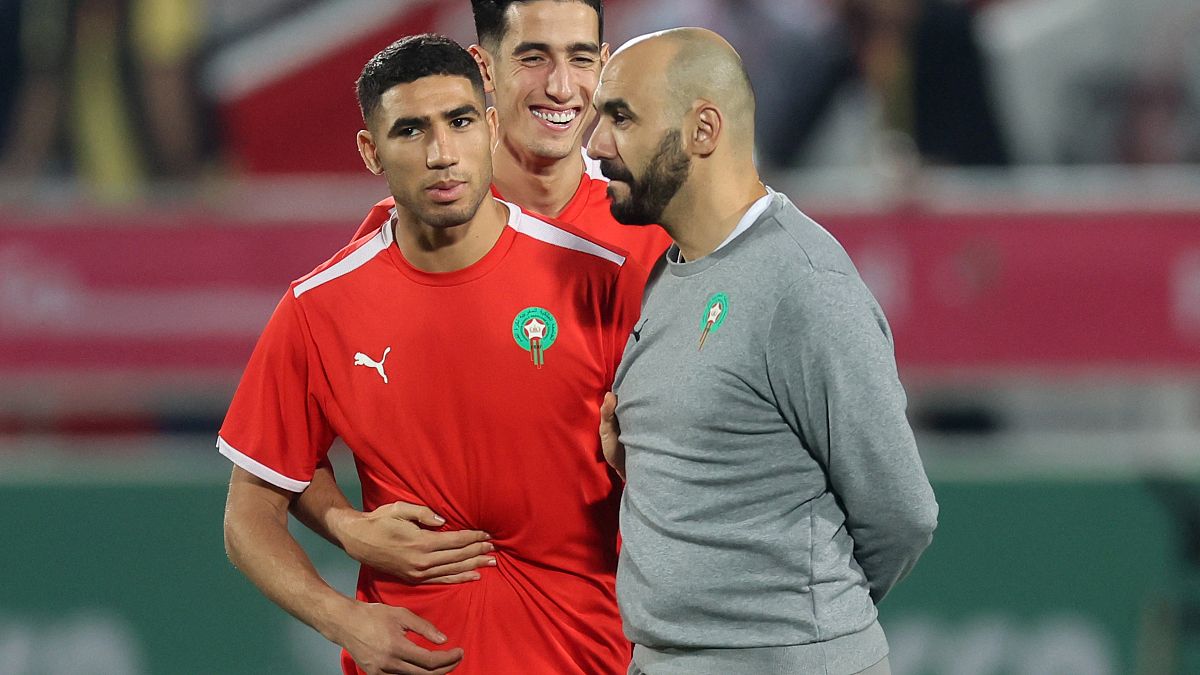 مدرّب المنتخب المغربي لكرة القدم وليد الركراكي إلى جانب مدافع باريس سان جرمان أشرف حكيمي