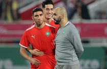 مدرّب المنتخب المغربي لكرة القدم وليد الركراكي إلى جانب مدافع باريس سان جرمان أشرف حكيمي