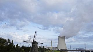 Una centrale nucleare accanto a un vecchio mulino a vento a Doel, in Belgio