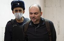 El activista opositor ruso Vladimir Kara-Murza es escoltado a una vista en un tribunal de Moscú, Rusia, 8 de febrero de 2023