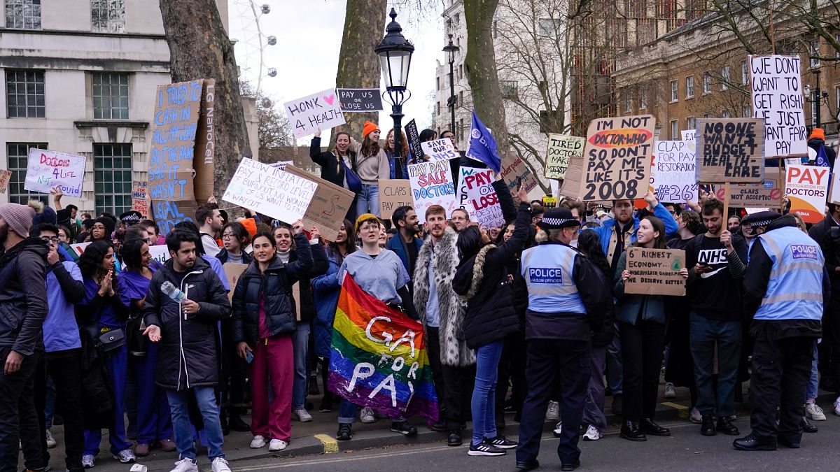 من إضرابات الإثنين 13 مارس في لندن أمام مقر الحكومة البريطانية 