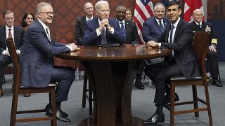 Il presidente USA Joe Biden con il premier britannico Rishi Sunak e quello australiano Anthony Albanese durante i colloqui per l'accordo