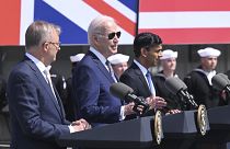 El primer ministro de Reino Unido, Rishi Sunak (derecha), junto con el presidente de EE.UU., Joe Biden, y el primer ministro de Australia, Anthony Albanese (izquierda).