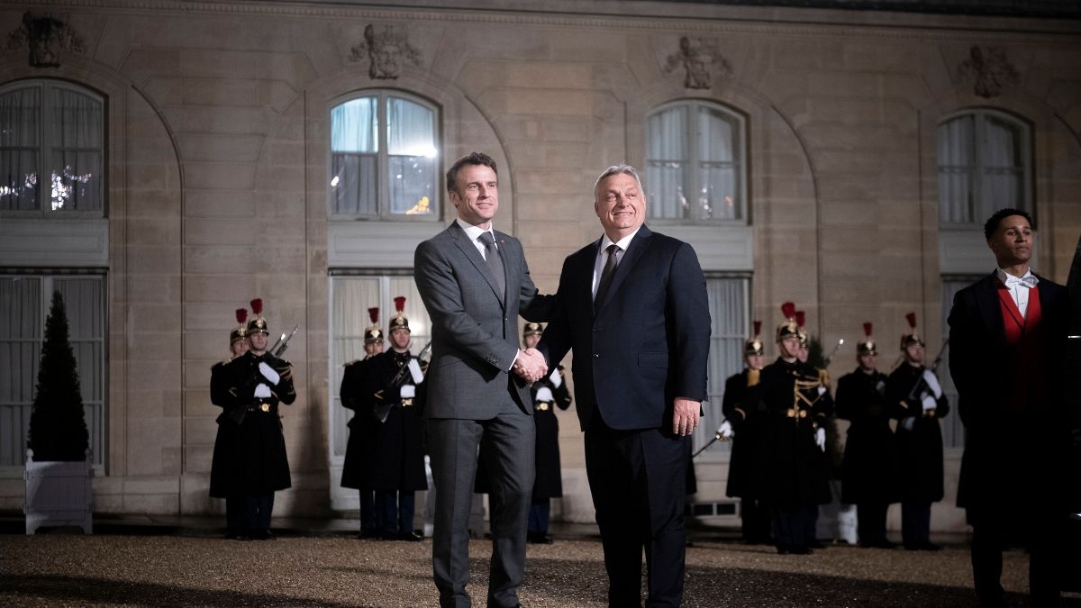 A Miniszterelnöki Sajtóiroda által közreadott képen Emmanuel Macron francia köztársasági elnök (b) fogadja Orbán Viktor miniszterelnököt az Elysée-palota udvarán 