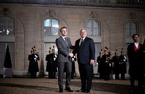 A Miniszterelnöki Sajtóiroda által közreadott képen Emmanuel Macron francia köztársasági elnök (b) fogadja Orbán Viktor miniszterelnököt az Elysée-palota udvarán 