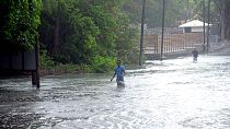 Une route inondée sur la côte de l'île Maurice, 20 février 2023.