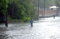 Une route inondée sur la côte de l'île Maurice, 20 février 2023.
