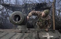 Украинский десантник готовит самоходную гаубицу 2s1 к стрельбе по российским позициям близ Бахмута