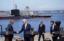 Anthony Albanese ausztrál miniszterelnök kezet ráz Joe Biden amerikai elnökkel a San Diego-i Point Loma haditengerészeti támaszponton 2023. március 13-án