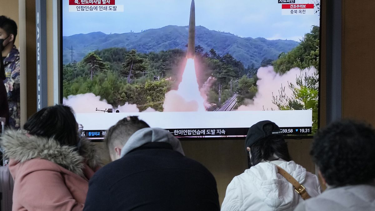 شاشة تلفزيون في محطة سكة حديد سيول تظهر إطلاق كوريا الشمالية صاروخًا بالستيا