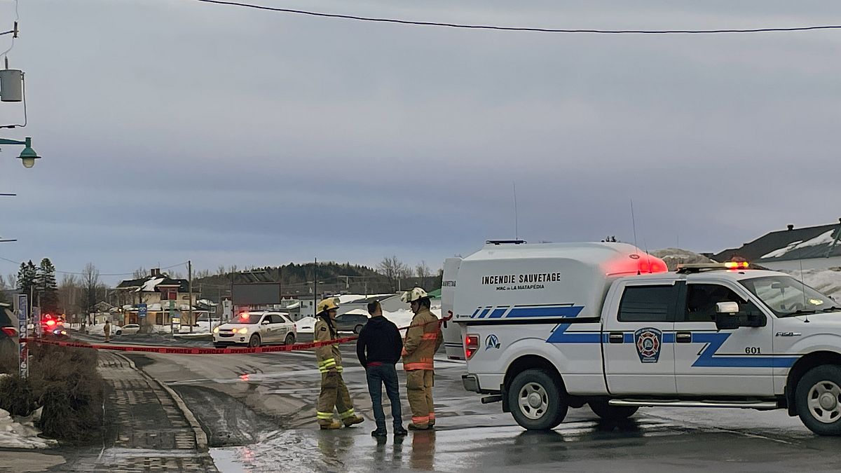 عناصر من فريق الطوارئ في مكان حادث اصطدام شاحنة بمارة في أمكي، كيبيك - كندا. 2023/03/13