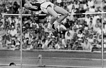 Dick Fosbury e il suo "salto dorsale", con cui dall'oro alle Olimpiadi del 1968 ha rivoluzionato la disciplina del salto in alto
