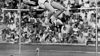 Dick Fosbury e il suo "salto dorsale", con cui dall'oro alle Olimpiadi del 1968 ha rivoluzionato la disciplina del salto in alto