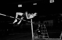 Дик Фосбери исполняет прыжок к высоту, используя новую технику на ОИ-1968