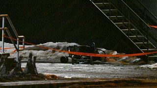 Un cochecito de bebé yace de lado junto a la cinta policial en el lugar de un accidente mortal, en Amqui, Quebec, lunes 13 de marzo de 2023.