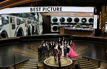 فريق فيلم "Everything Everywhere All at Once" يحصل على جائزة أفضل صورة في حفل توزيع جوائز الأوسكا، 12 مارس 2023 ،