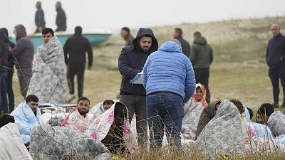 Спасённые в Средиземном море мигранты получают помощь на Юге Италии