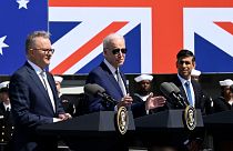به ترتیب از سمت راست: رهبران کشورهای بریتانیا، ایالات متحده آمریکا، و استرالیا در پایگاه دریایی در سن دیگو به تاریخ ۱۳ مارس ۲۰۲۳.
